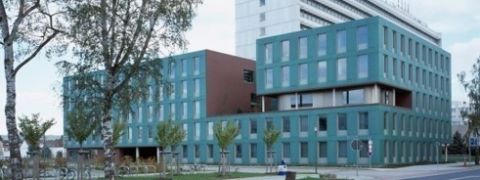 Mehrstöckiges Bürogebäude mit türkisfarbener Fassade