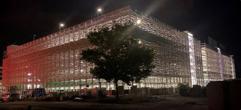 Parkhaus beleuchtet bei Nacht